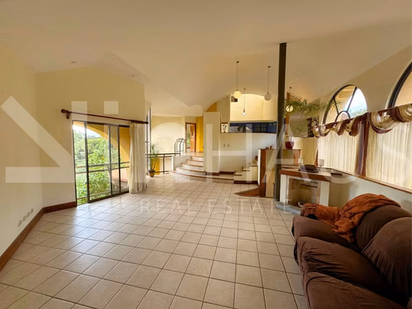 Venta de espectacular casa con dos apartamentos en San Ramón de Tres Ríos -EU