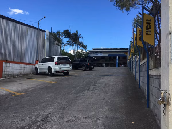 Venta de Bodega con terreno grande en Guadalupe. 3770