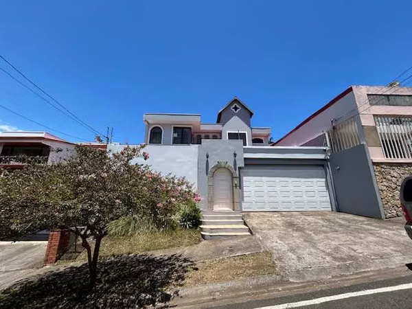 id #37017 Venta de Casa en Residencial, Lomas de Ayarco, Curridabat