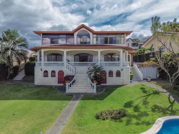 Venta de casa en Escazú con 1400 m2 con piscina privada