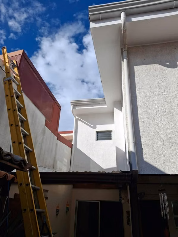 REPARACIÓN Y MANTENIMIENTO DE TECHOS. CAMBIO DE CANOAS, BOTAGUAS Y TODO EN HOJALATERÍA. PINTURA TOTAL EN TECHOS.