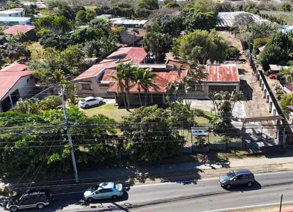 EN VENTA AMPLIA PROPIEDAD CON EXCELENTE UBICACIÓN COMERCIAL, HEREDIA