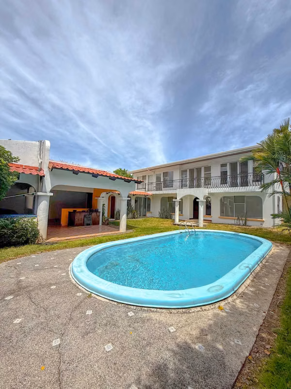 Amplia Casa con Piscina y Jardín en Pozos de Santa Ana - 1001 m² de Terreno | 4 habitaciones+Oficina
