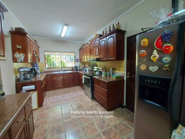 VENTA de Casa Independiente con VISTA ESPECTACULAR + un Apartamento en Escazú