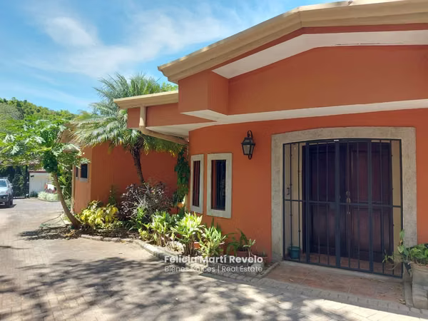 Independent House with SPECTACULAR VIEW plus an apartment for SALE in Escazu