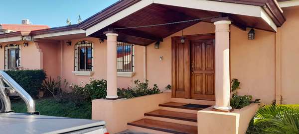 House for sale in Pinares, Curridabat.
