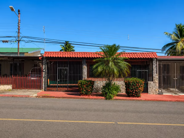 CASA EN VENTA EN OROTINA CENTRO