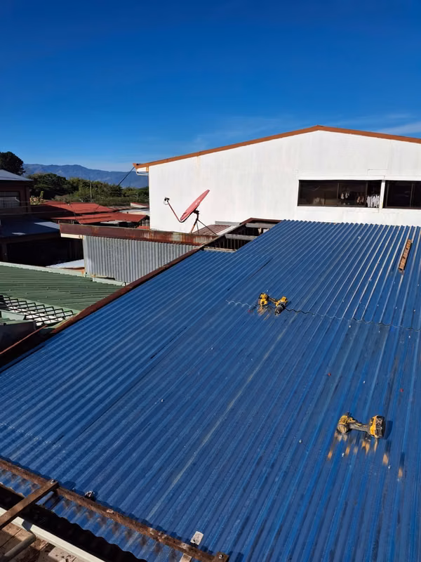 REPARACIÓN DE GOTERAS Y FILTRACIONES. REPARACIONES DE TECHOS Y TODO EN HOJALATERÍA. PINTURA PARA EXTERIORES E INTERIORES.