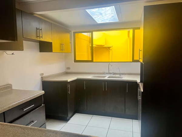 SE VENDE CASA DE DOS PLANTAS (DESAMPARADOS, SAN JOSÉ).