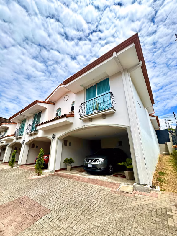VENTA DE CASA EN CONDOMINIO EN ROHMOSER DE TRES NIVELES SEMIAMUEBLADA