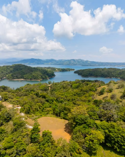 Lot for sale in Nuevo Arenal with a great view to the volcano and lake