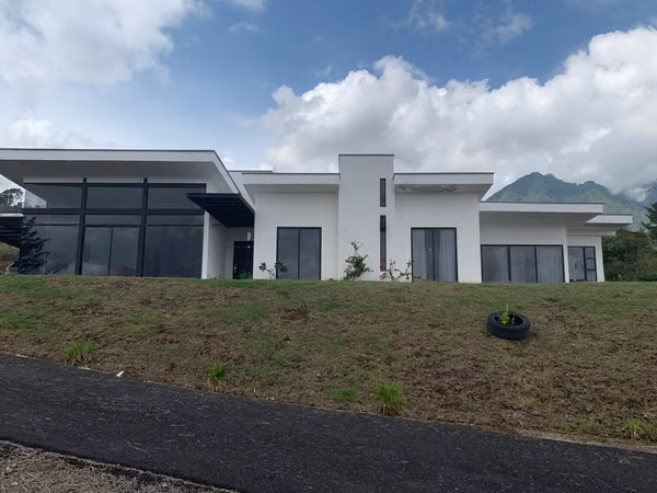 VENTA DE CASA CON VISTA A LA CIUDAD EN ESCAZÚ