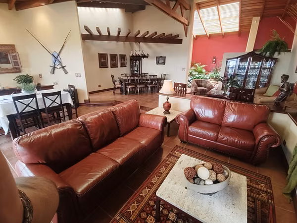 Casa en una Quinta de lujo con vista panorámica al Valle Central