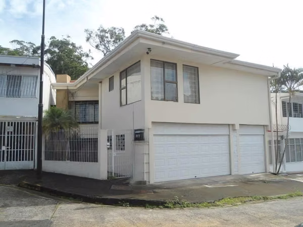 En venta edificio en Barrio Amón con 2 apartamentos y sala de reuniones