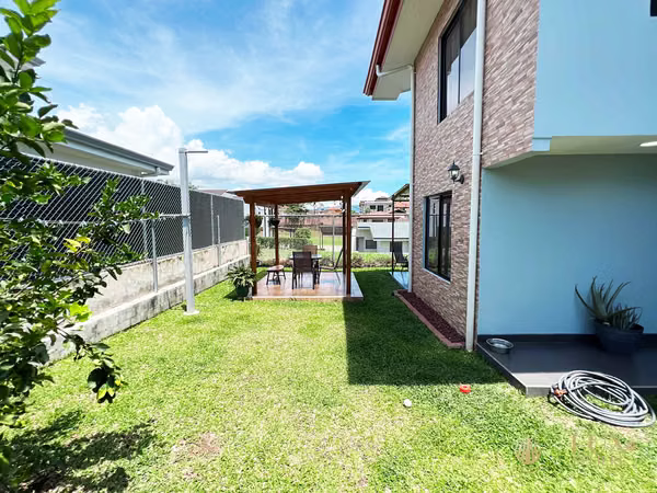 Venta de casa en La Guácima de Alajuela / 3 habitaciones + Oficina + Jardín