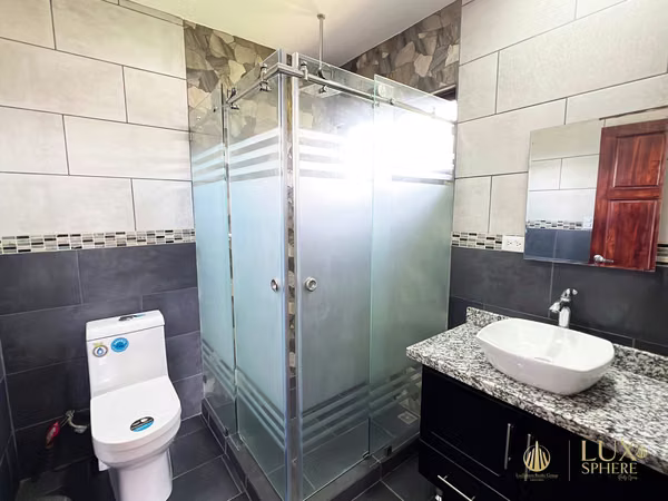 Venta de casa en La Guácima de Alajuela / 3 habitaciones + Oficina + Jardín