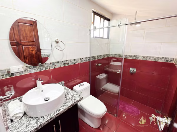 Venta de casa en La Guácima de Alajuela / 3 habitaciones + Oficina + Jardín