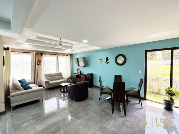 Venta de casa en La Guácima de Alajuela / 3 habitaciones + Oficina + Jardín
