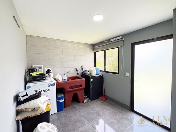 Venta de casa en La Guácima de Alajuela / 3 habitaciones + Oficina + Jardín