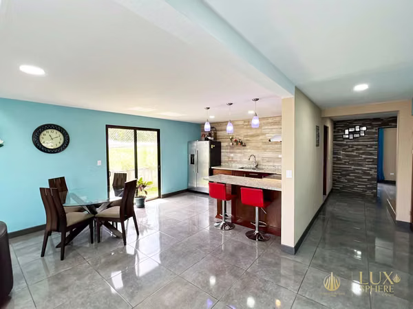 Venta de casa en La Guácima de Alajuela / 3 habitaciones + Oficina + Jardín