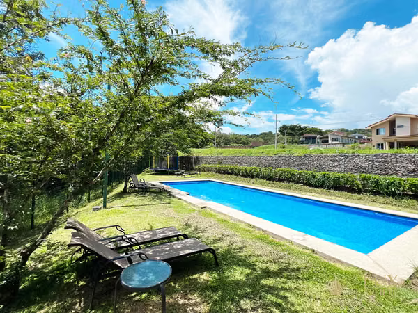 Venta de casa en La Guácima de Alajuela / 3 habitaciones + Oficina + Jardín
