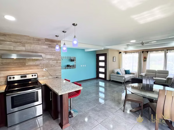 Venta de casa en La Guácima de Alajuela / 3 habitaciones + Oficina + Jardín