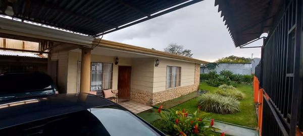 Casa en venta en Naranjo con 4 habitaciones 2 baños oficina y terraza