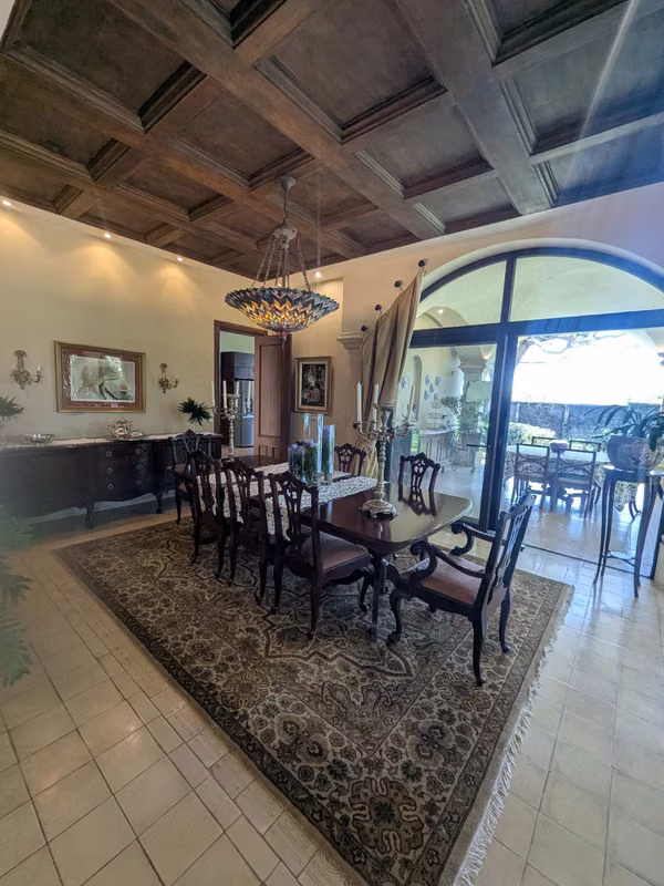Exquisita casa en condominio de dos niveles con 4 recámaras y acabados de lujo.