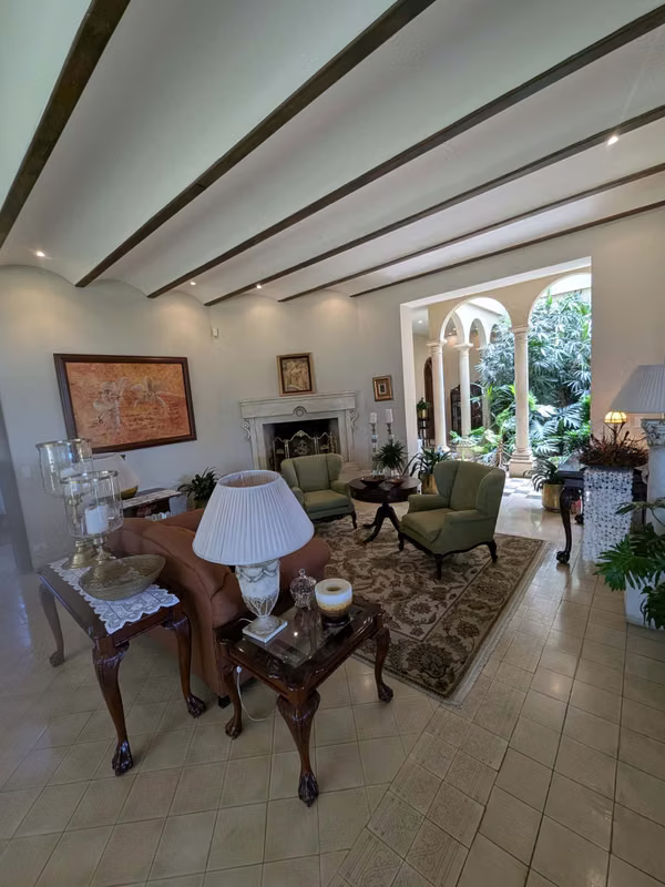 Exquisita casa en condominio de dos niveles con 4 recámaras y acabados de lujo.