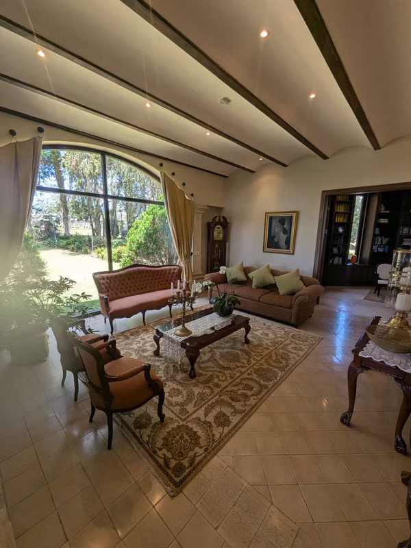 Exquisita casa en condominio de dos niveles con 4 recámaras y acabados de lujo.