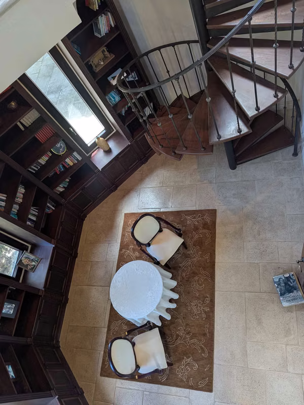 Exquisita casa en condominio de dos niveles con 4 recámaras y acabados de lujo.