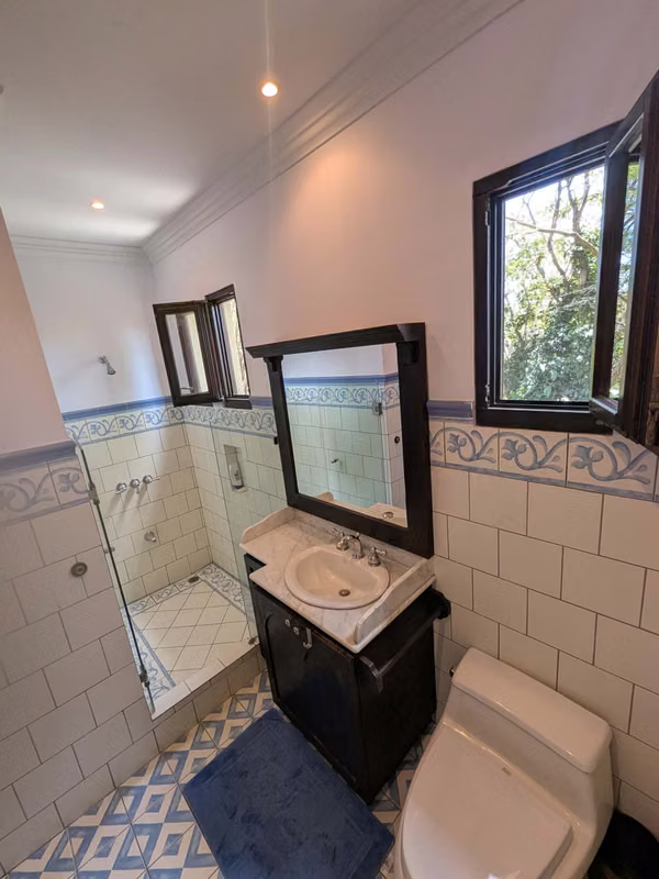 Exquisita casa en condominio de dos niveles con 4 recámaras y acabados de lujo.