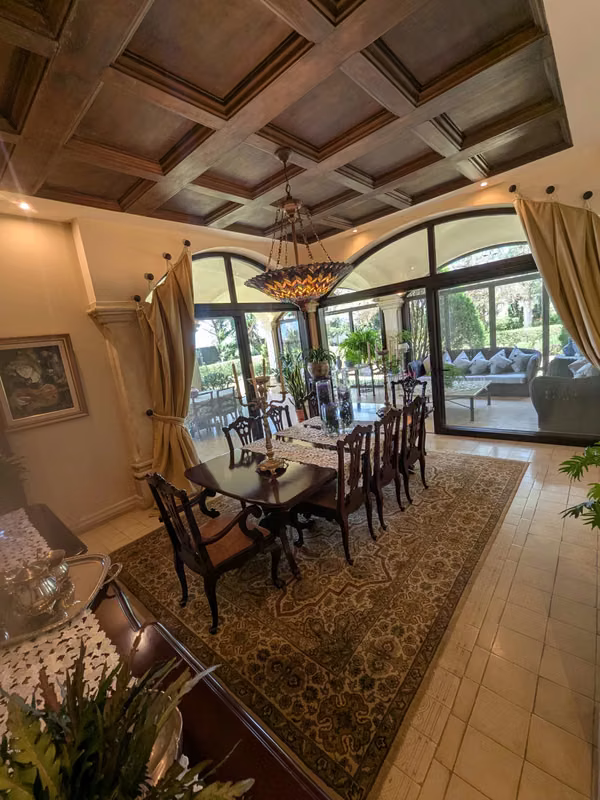 Exquisita casa en condominio de dos niveles con 4 recámaras y acabados de lujo.