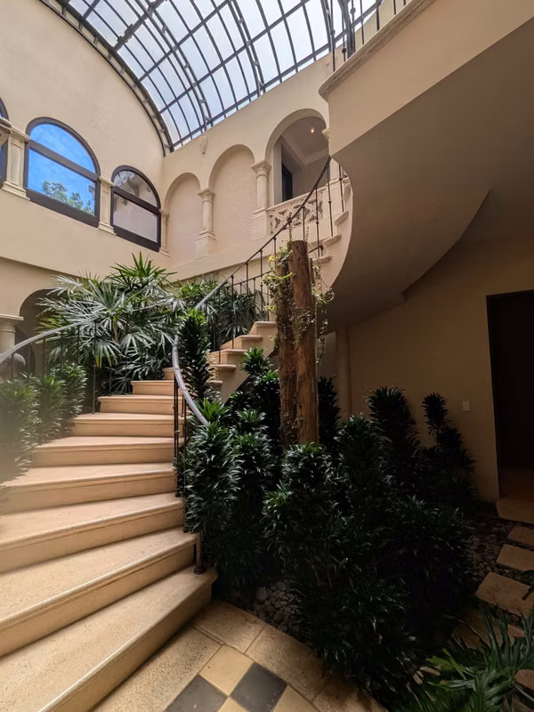 Exquisita casa en condominio de dos niveles con 4 recámaras y acabados de lujo.
