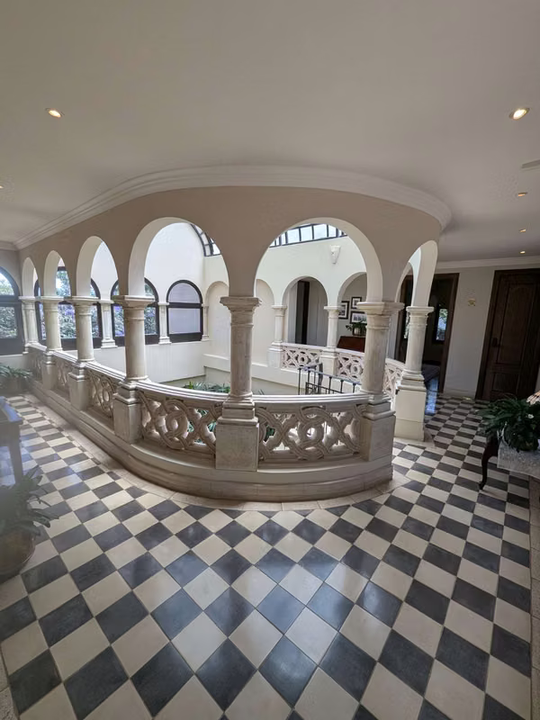 Exquisita casa en condominio de dos niveles con 4 recámaras y acabados de lujo.