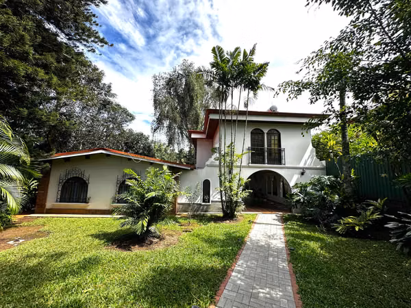 Venta Casa en Alajuela: tipo Quinta con Piscina y 7.313 mts2 de terreno. Uso de Suelo Mixto.