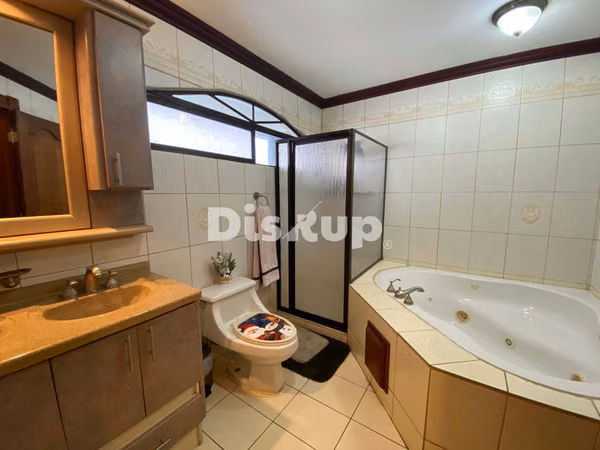 Venta de amplia casa de 5 hab. Residencial Altamonte, Curridabat