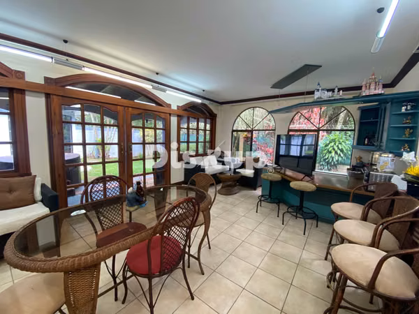 Venta de amplia casa de 5 hab. Residencial Altamonte, Curridabat