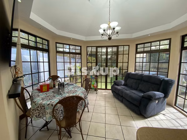 Venta de amplia casa de 5 hab. Residencial Altamonte, Curridabat