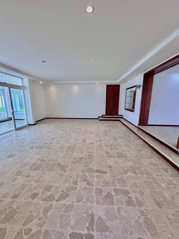 SE ALQUILA IMPRESIONANTE CASA EN ROHRMOSER NUNCIATURA