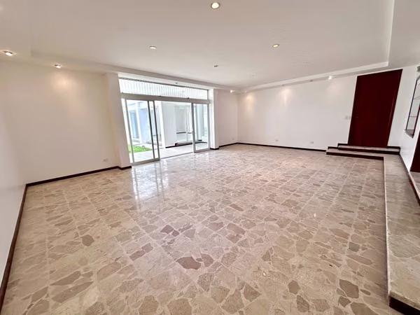 SE ALQUILA IMPRESIONANTE CASA EN ROHRMOSER NUNCIATURA