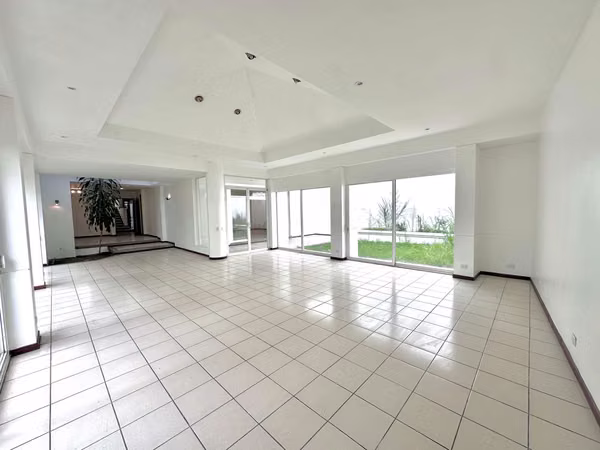 SE ALQUILA IMPRESIONANTE CASA EN ROHRMOSER NUNCIATURA