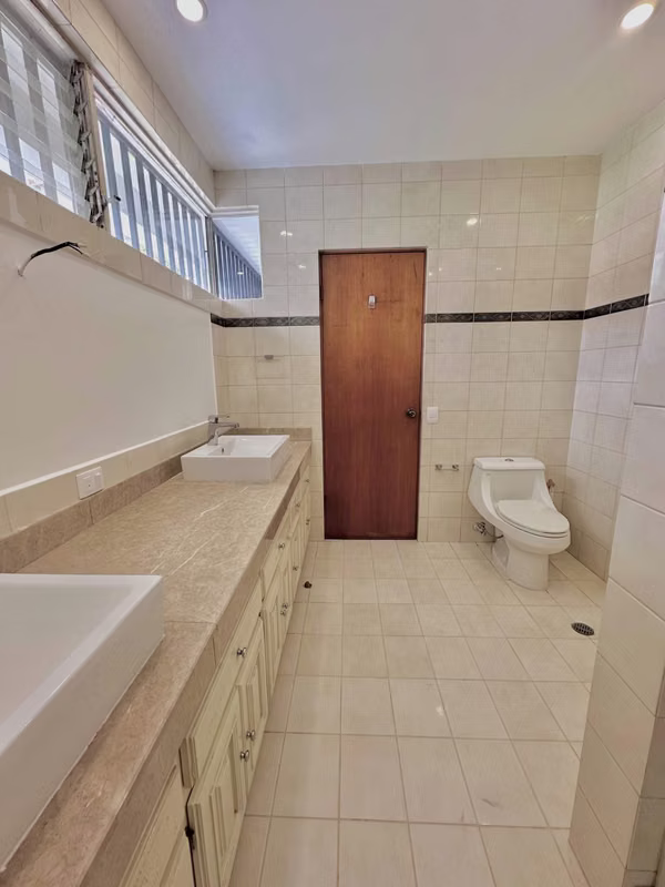 SE ALQUILA IMPRESIONANTE CASA EN ROHRMOSER NUNCIATURA