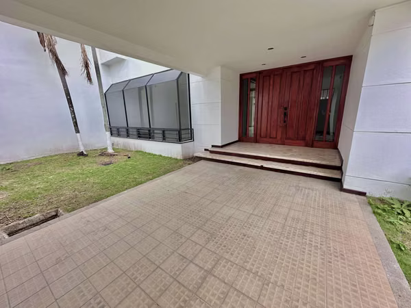 SE ALQUILA IMPRESIONANTE CASA EN ROHRMOSER NUNCIATURA
