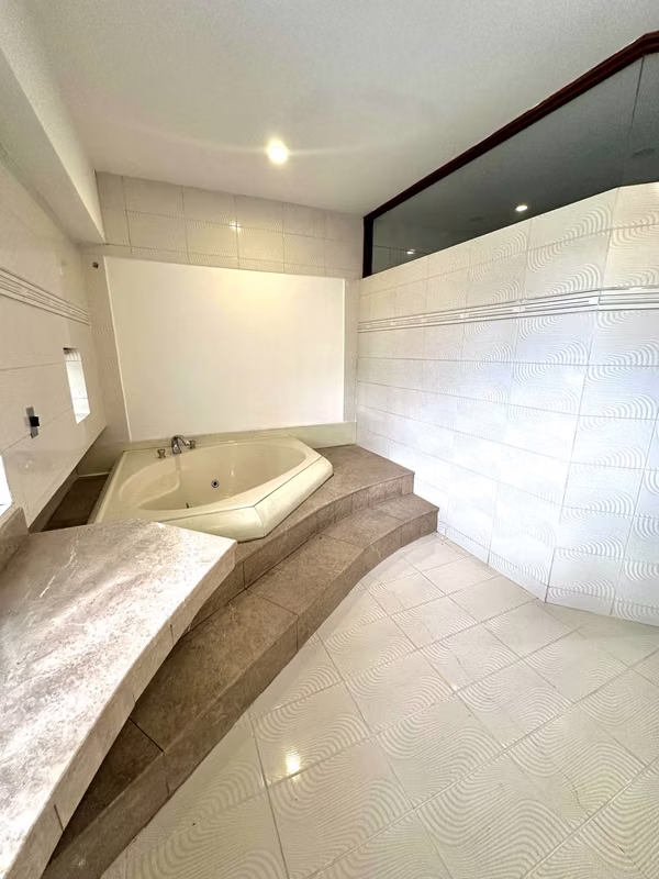 SE ALQUILA IMPRESIONANTE CASA EN ROHRMOSER NUNCIATURA