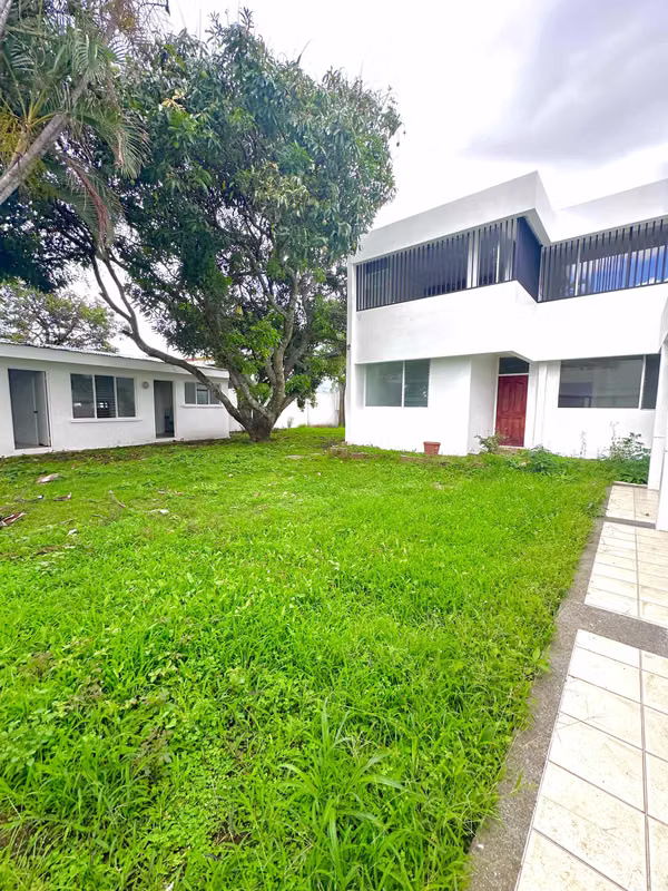 SE ALQUILA IMPRESIONANTE CASA EN ROHRMOSER NUNCIATURA