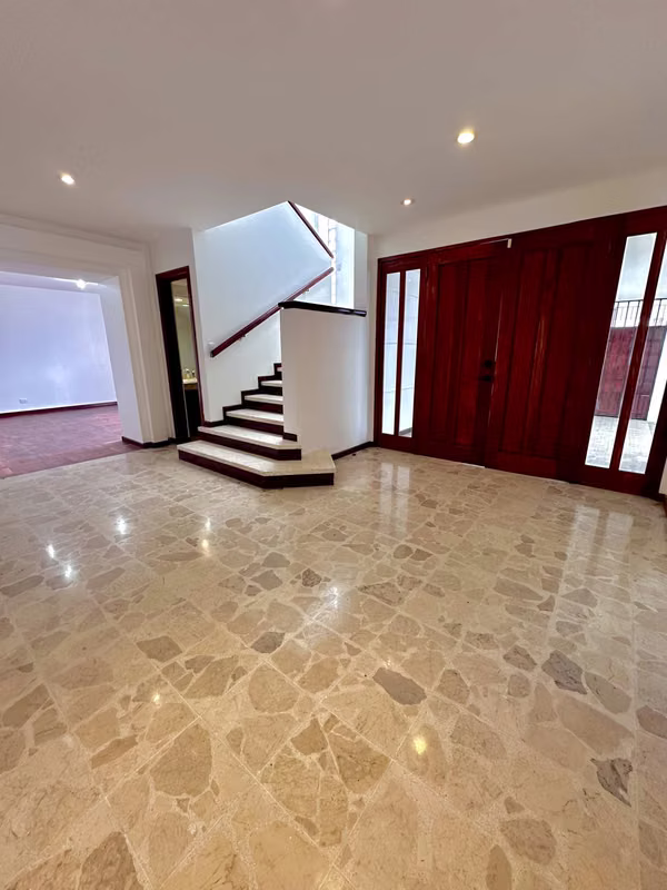 SE ALQUILA IMPRESIONANTE CASA EN ROHRMOSER NUNCIATURA