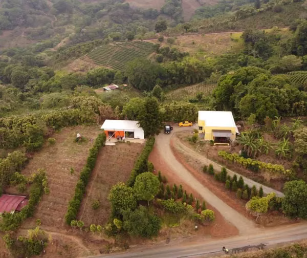 Casa de concepto abierto en Naranjo, con vistas espectaculares y clima fresco.