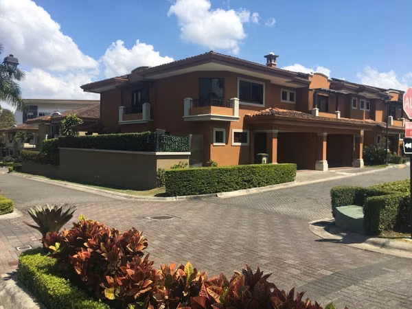 Venta de moderna casa en Guachipelin