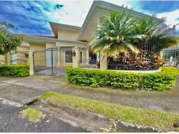 SE VENDE CASA EN ALTOS DE CARIARI, HEREDIA - 5DOR/5.5BA - 565 M2